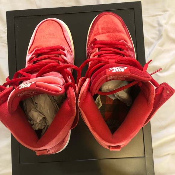 Nike Dunk High Red Velvet - Picture 4 of 5